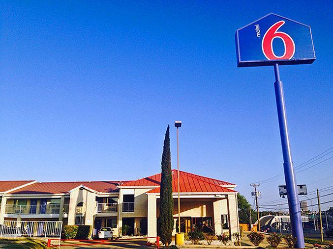 Motel 6-San Antonio, Tx - Fiesta Trails Bagian luar foto