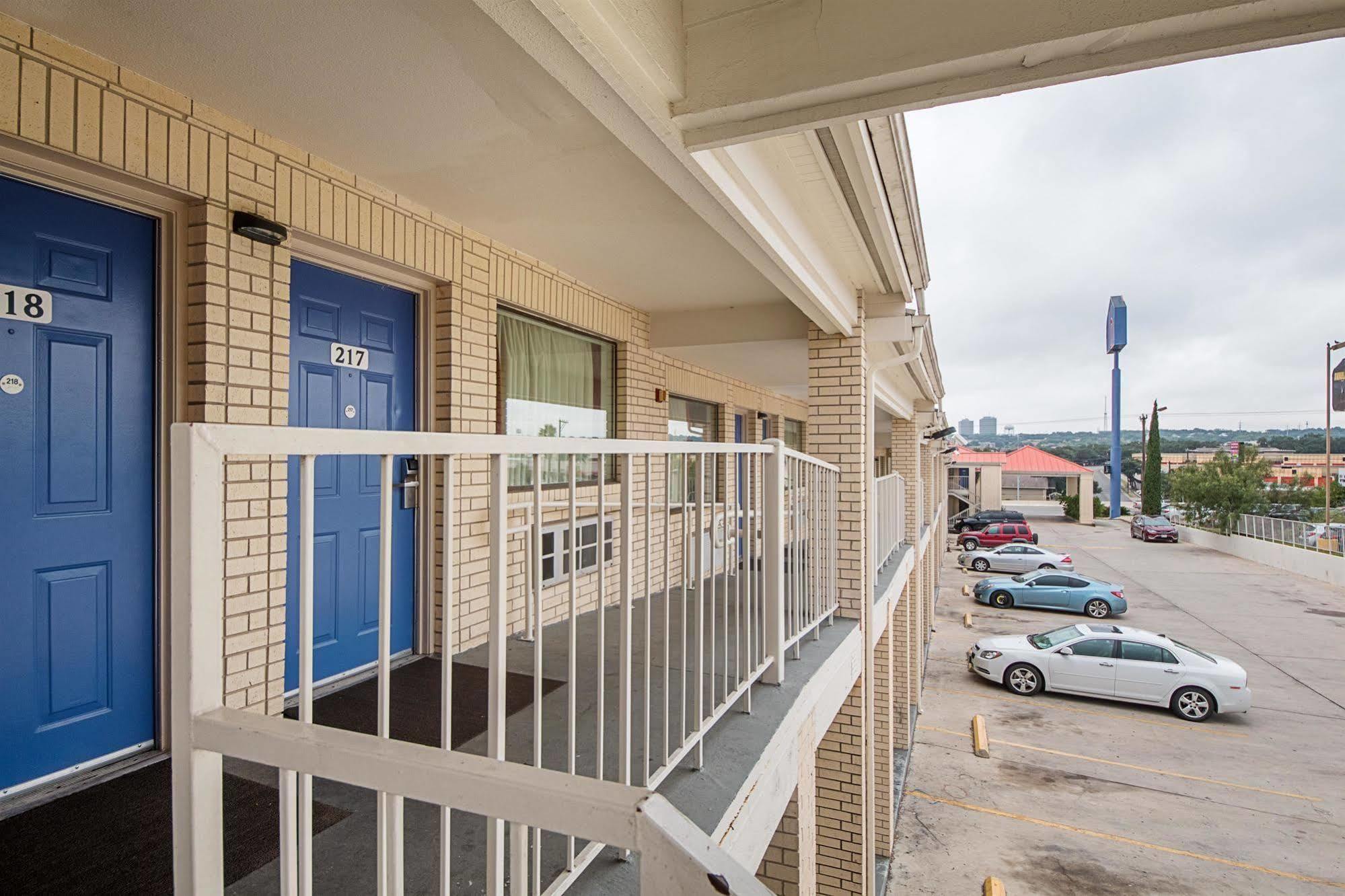 Motel 6-San Antonio, Tx - Fiesta Trails Bagian luar foto