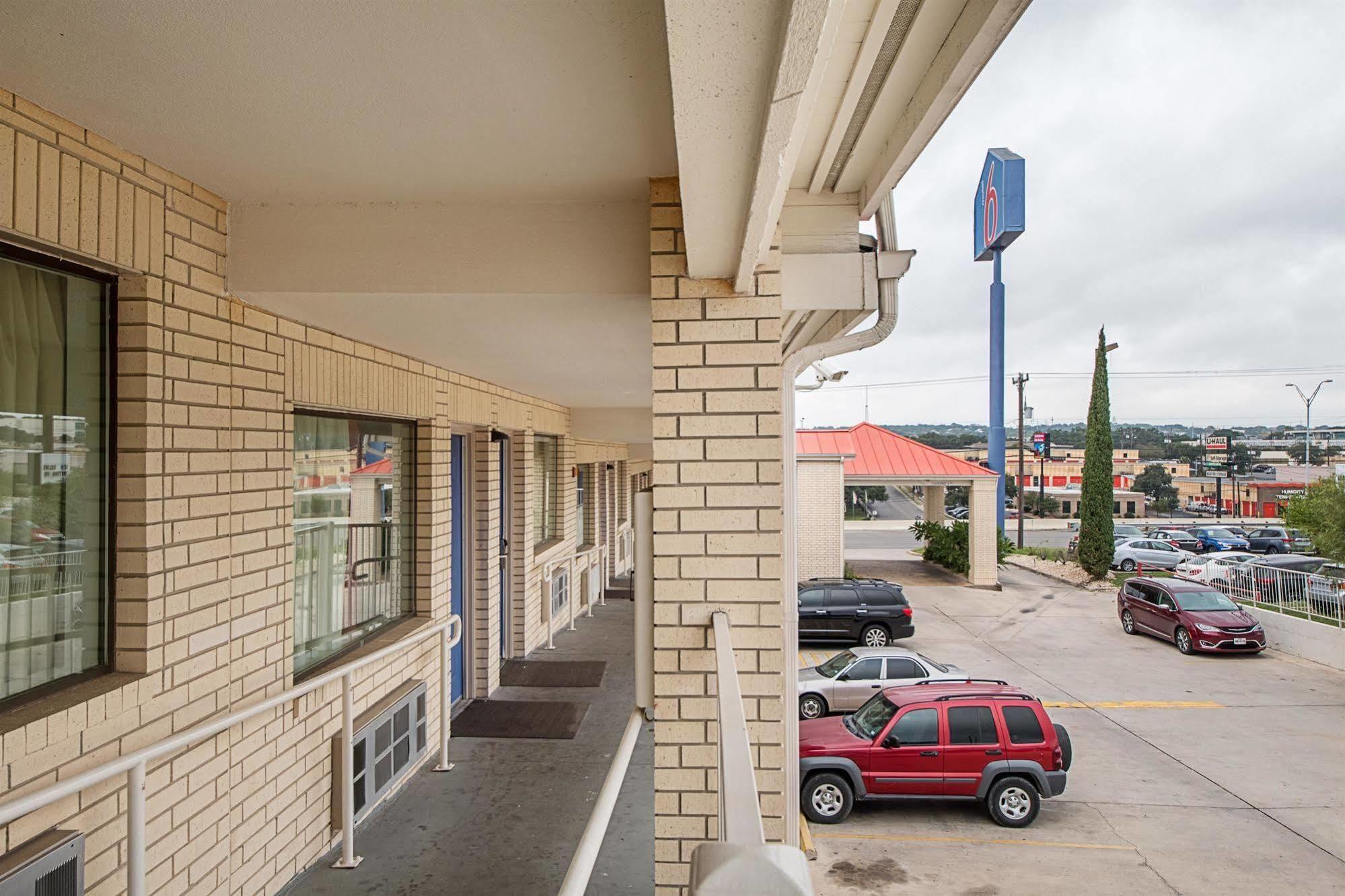 Motel 6-San Antonio, Tx - Fiesta Trails Bagian luar foto