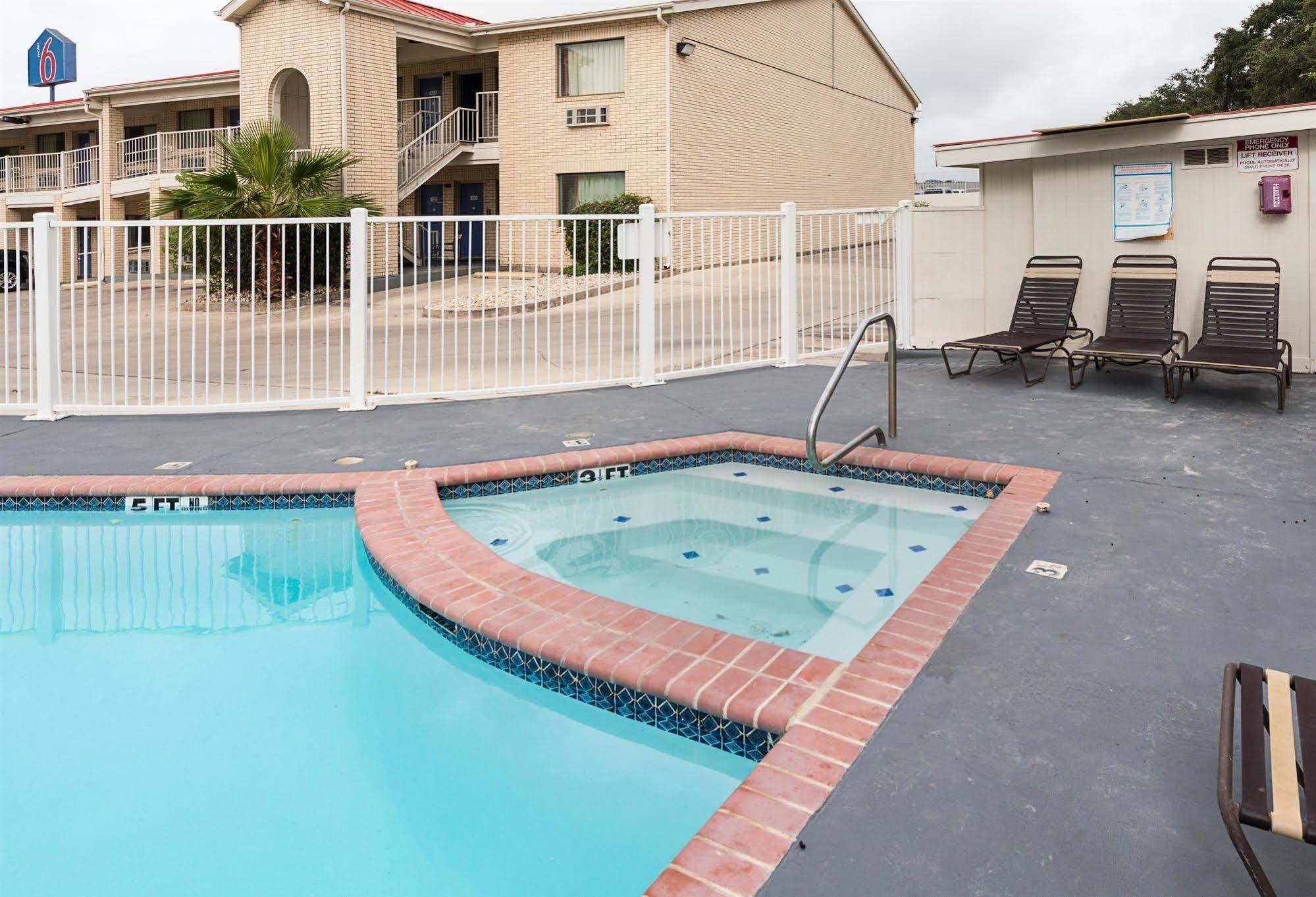 Motel 6-San Antonio, Tx - Fiesta Trails Bagian luar foto