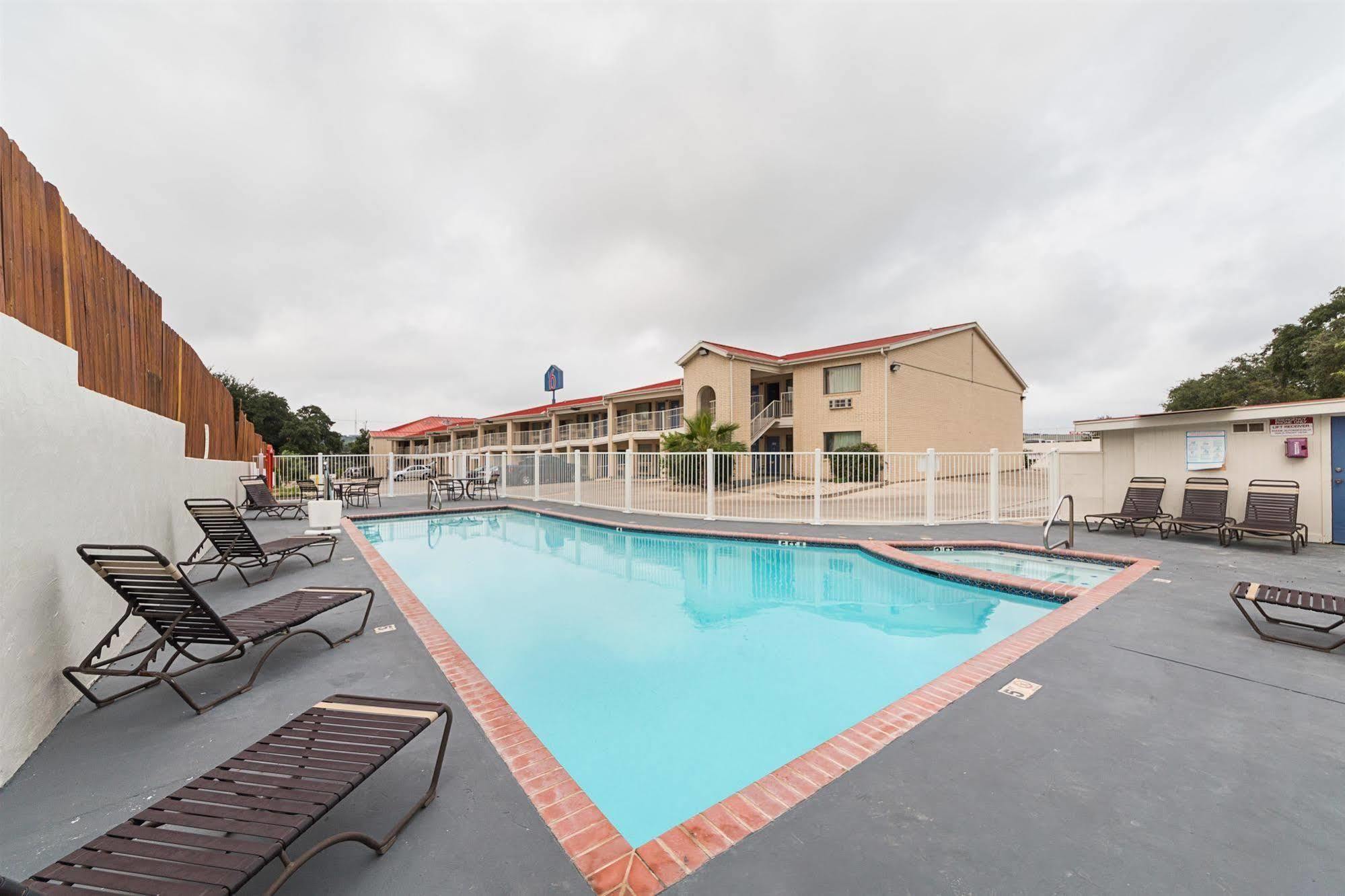 Motel 6-San Antonio, Tx - Fiesta Trails Bagian luar foto