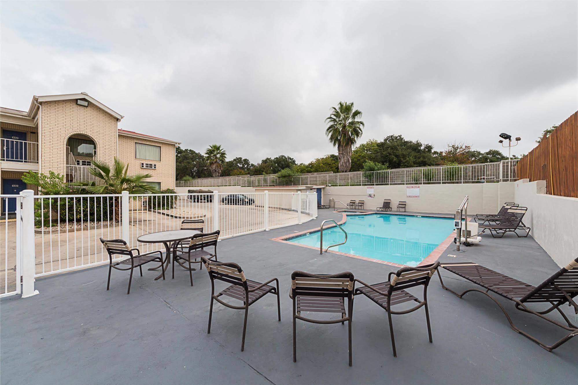 Motel 6-San Antonio, Tx - Fiesta Trails Bagian luar foto
